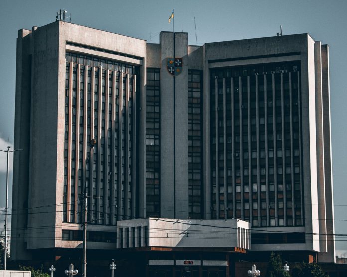 CNN processa Perplexity por uso de 17 mil conteúdos sem permissão