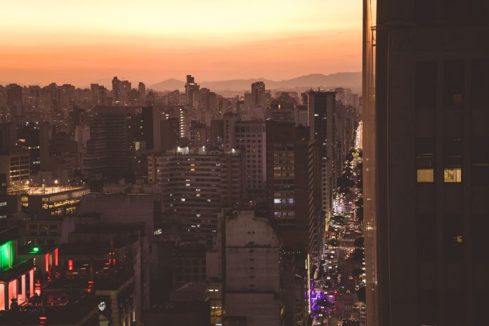 Gêmeos digitais com IA ajudam empresas a simular decisões