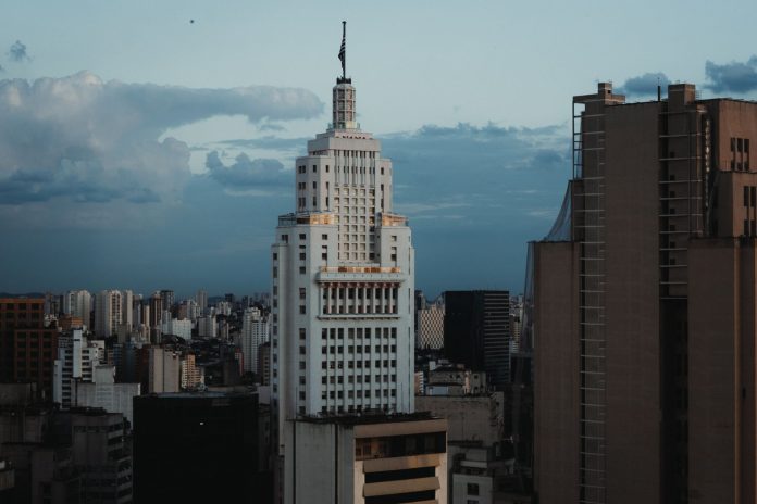 Escritório de IA vence caso judicial no Reino Unido