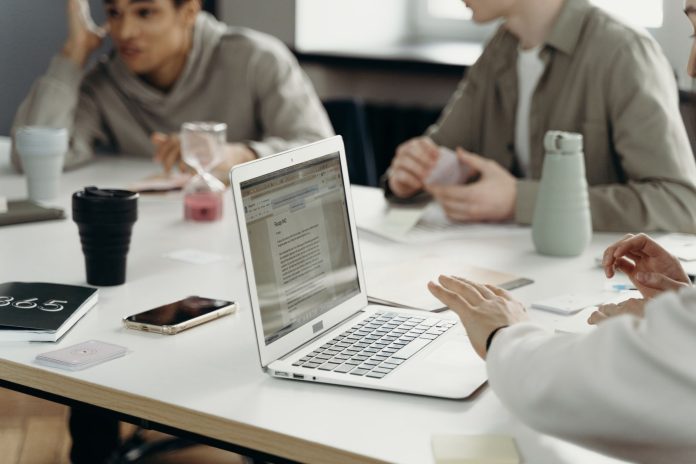 Un informe complica el debate sobre IA y empleo al señalar un aumento en las contrataciones