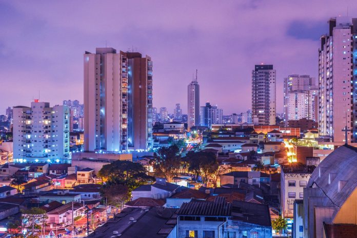 Lei do celular reduz distrações, mas expõe novos desafios nas escolas