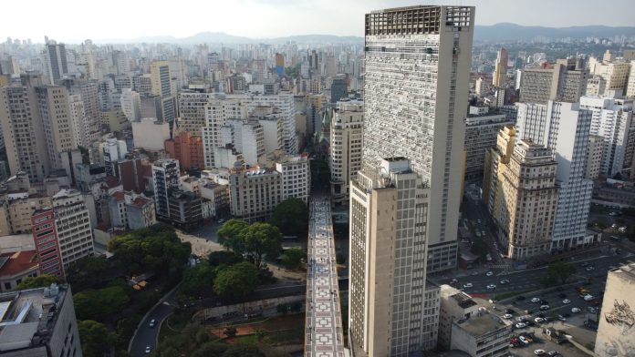Meta suspende programa de IA após falha expor dados de funcionários