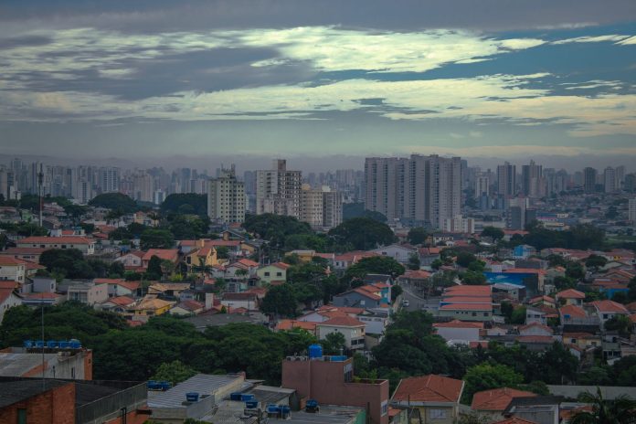 Rio lança modelo de IA, recebe críticas e admite erro