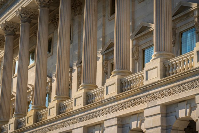 Trump assina ordem executiva sobre IA avançada e segurança cibernética