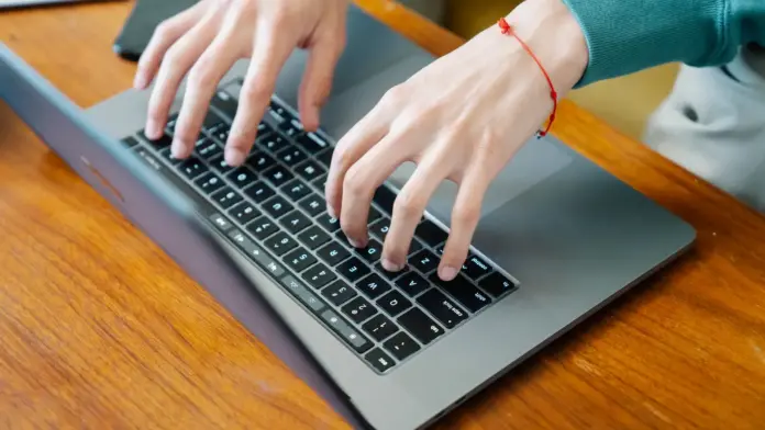 Los agentes de IA todavía usan inicios de sesión humanos y amplían el riesgo de identidad Los agentes de IA todavía usan inicios de sesión humanos y amplían el riesgo de identidad