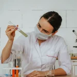 Anthropic quiere llevar Claude al laboratorio y desarrollar sus propios medicamentos