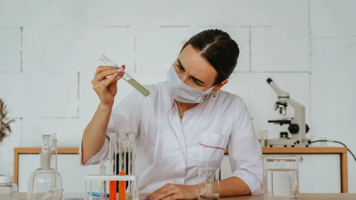 Anthropic quiere llevar Claude al laboratorio y desarrollar sus propios medicamentos