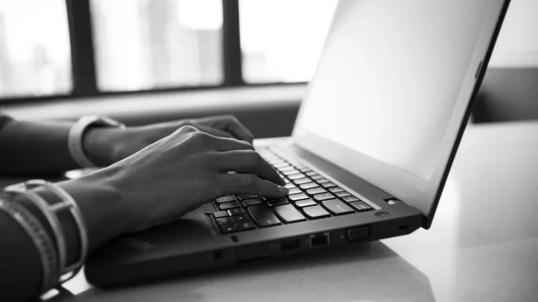Cursor desarrolla el agente Sand para correos electrónicos y documentos, según un medio