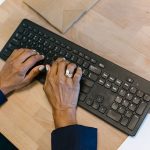 Instituto británico dice que los benchmarks subestiman la capacidad de los agentes de IA