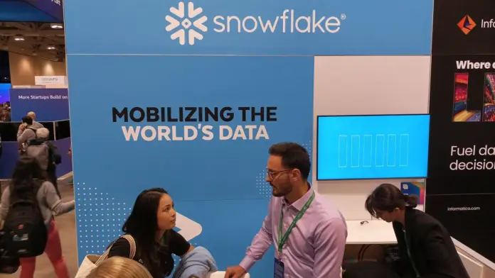 Snowflake presenta gateway para controlar agentes de IA en Cortex