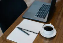 Qué anunció OpenAI para periodismo el 8 sep 2026 y cómo usarlo en una redacción pequeña sin romper la ética Mesa de redacción con cuaderno y portátil para verificar documentos con IA